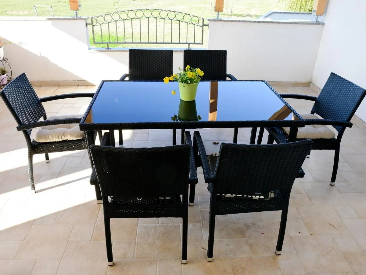 Refreshing Apartment In Ljubac With Shared Garden