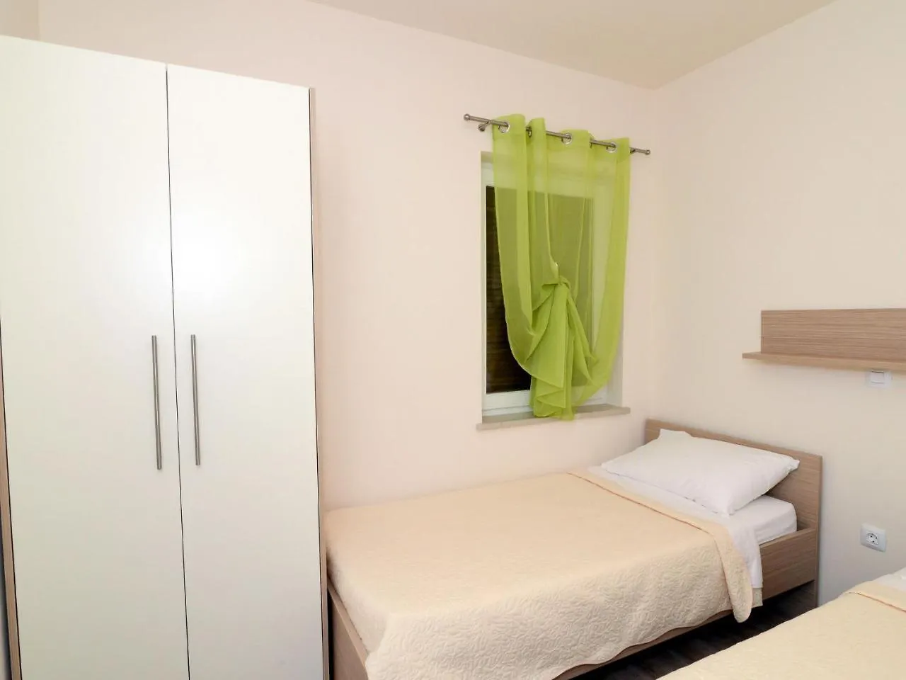 Refreshing Apartment In Ljubac With Shared Garden